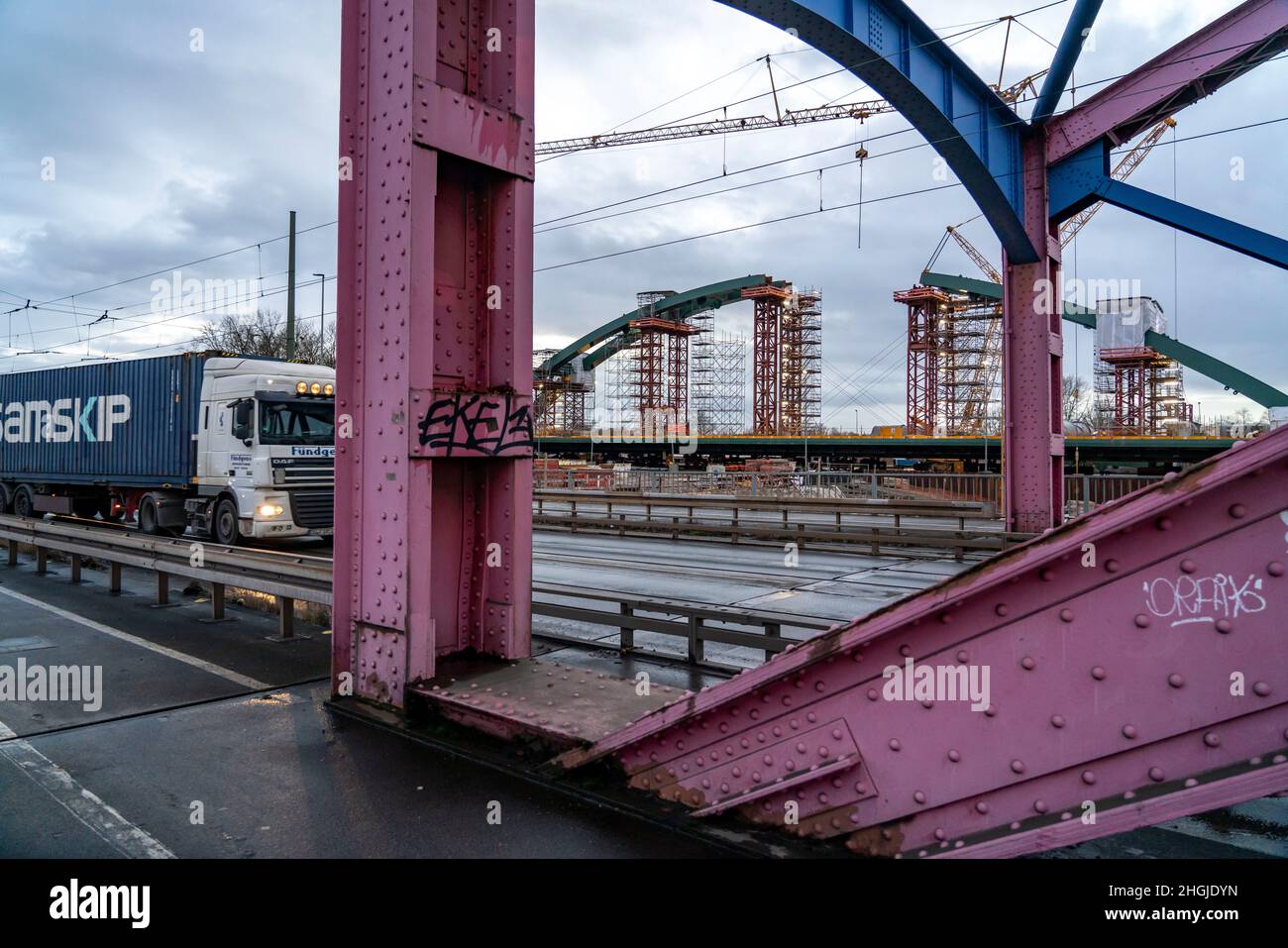 Nuova costruzione del treno ponte Karl Lehr nel porto di Duisburg-Ruhrort, sulla Ruhr e il canale del porto, importante collegamento del porto a. Foto Stock