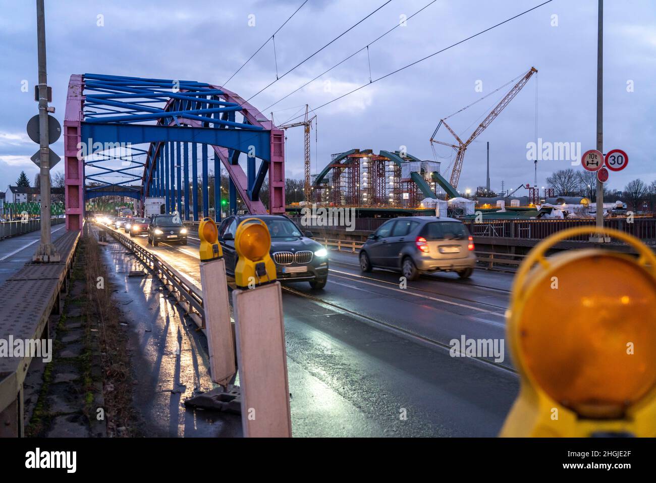 Nuova costruzione del treno ponte Karl Lehr nel porto di Duisburg-Ruhrort, sulla Ruhr e il canale del porto, importante collegamento del porto a. Foto Stock