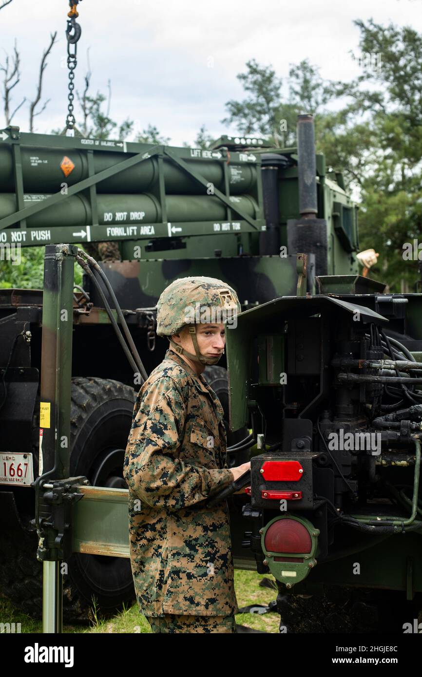 Una Marina statunitense con Battaglione Landing Team 3/5, 31st Marine Expeditionary Unit (MEU) prepara un M142 High Mobility Artillery Rocket System per il trasporto durante Exercise Noble Union a Kin Blue, Okinawa, Giappone, 18 agosto 2021. Exercise Noble Union fa parte della serie Nobile della 31esima MEU di esercizi che vengono utilizzati per convalidare o invalidare la Famiglia dei concetti Navali, sviluppare tecniche e procedure per l'impiego di risorse MEU a sostegno della negazione del mare e della manovra della flotta, e informare gli sforzi futuri di progettazione e sperimentazione della forza. Il 31 MEU opera a bordo di navi dell'America Expe Foto Stock