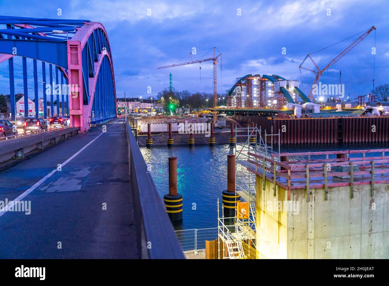 Nuova costruzione del treno ponte Karl Lehr nel porto di Duisburg-Ruhrort, sulla Ruhr e il canale del porto, importante collegamento del porto a. Foto Stock