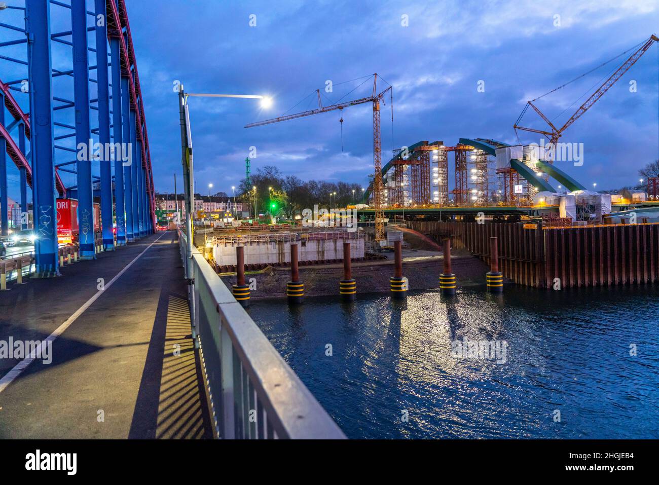 Nuova costruzione del treno ponte Karl Lehr nel porto di Duisburg-Ruhrort, sulla Ruhr e il canale del porto, importante collegamento del porto a. Foto Stock