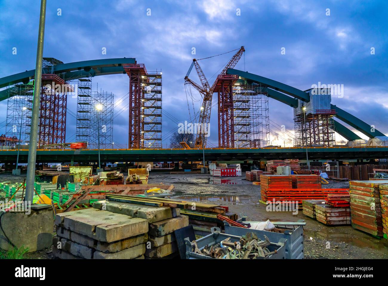 Nuova costruzione del treno ponte Karl Lehr nel porto di Duisburg-Ruhrort, sulla Ruhr e il canale del porto, importante collegamento del porto a. Foto Stock