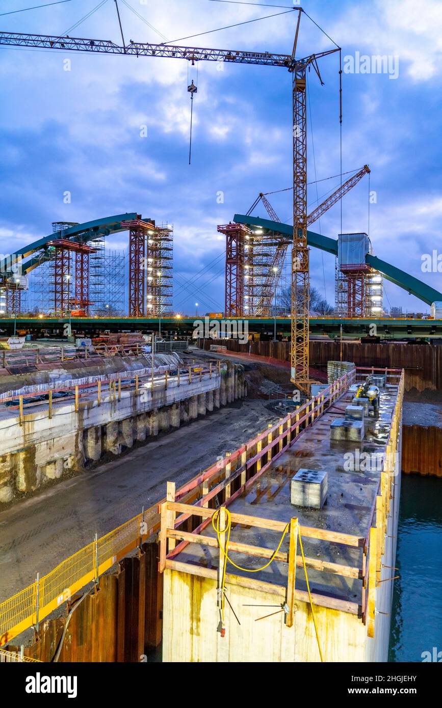 Nuova costruzione del treno ponte Karl Lehr nel porto di Duisburg-Ruhrort, sulla Ruhr e il canale del porto, importante collegamento del porto a. Foto Stock