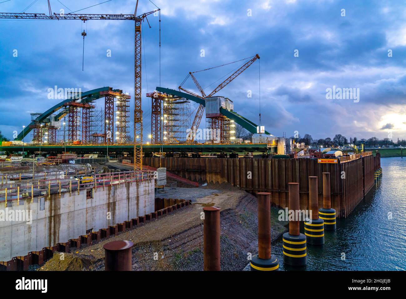 Nuova costruzione del treno ponte Karl Lehr nel porto di Duisburg-Ruhrort, sulla Ruhr e il canale del porto, importante collegamento del porto a. Foto Stock