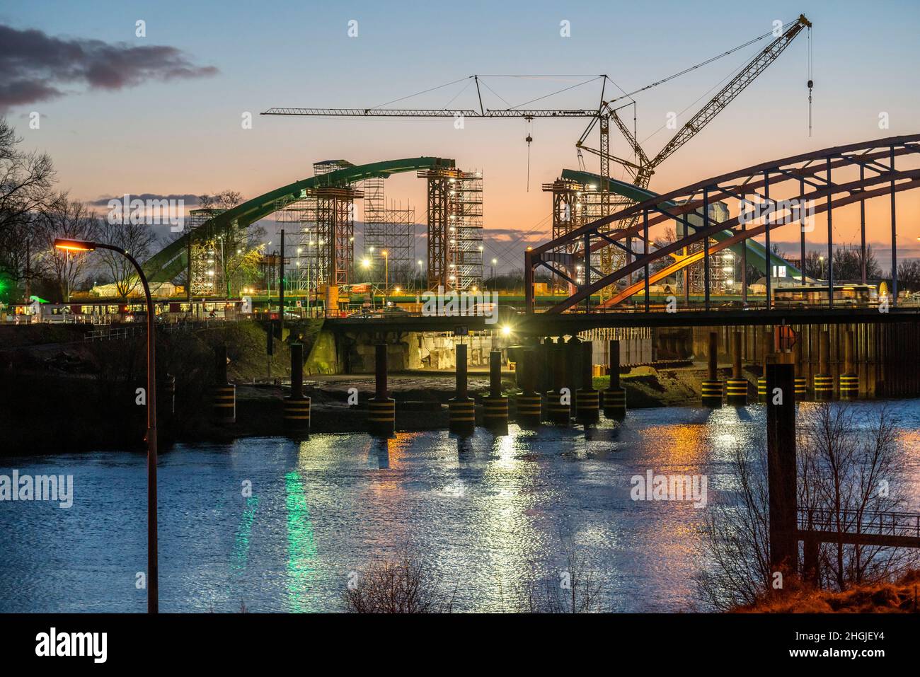 Nuova costruzione del treno ponte Karl Lehr nel porto di Duisburg-Ruhrort, sulla Ruhr e il canale del porto, importante collegamento del porto a. Foto Stock