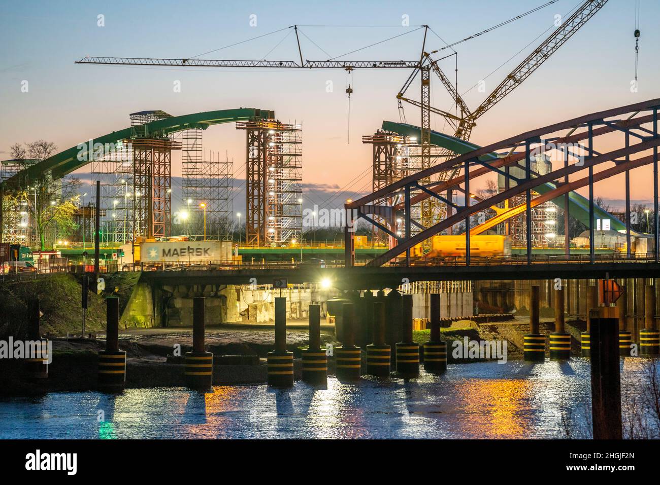Nuova costruzione del treno ponte Karl Lehr nel porto di Duisburg-Ruhrort, sulla Ruhr e il canale del porto, importante collegamento del porto a. Foto Stock
