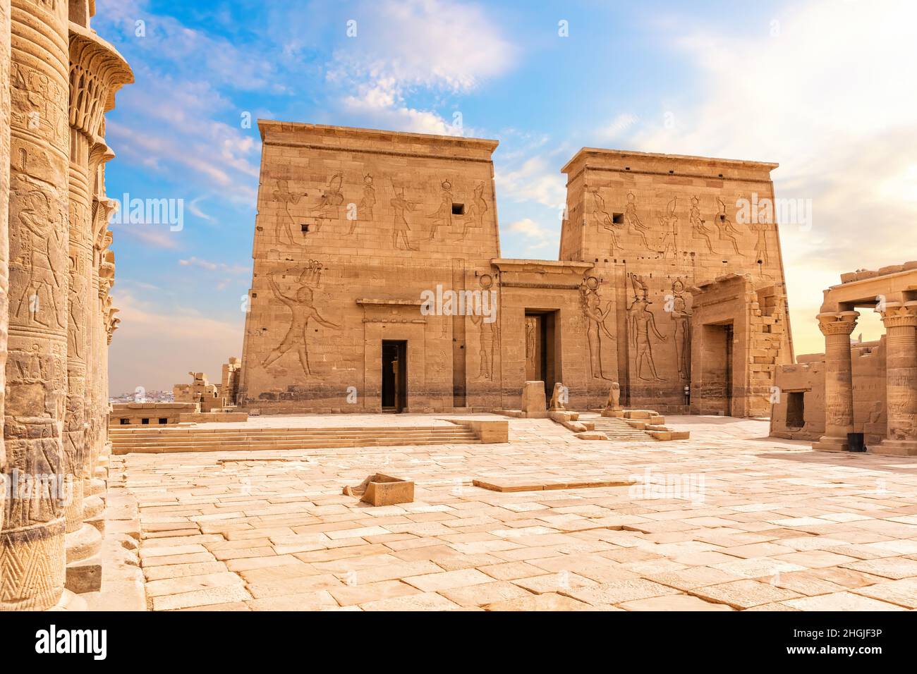 Il tempio di Iside da Philae, vista sul piazzale, isola di Agilkia nel lago Nasser, Assuan, Egitto Foto Stock