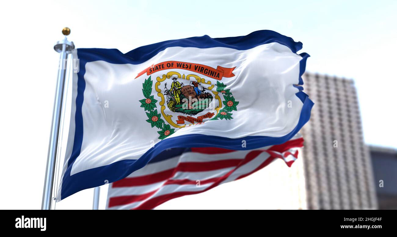 La bandiera dello stato americano della Virginia occidentale sventola nel vento con la bandiera americana sfocata sullo sfondo. Foto Stock