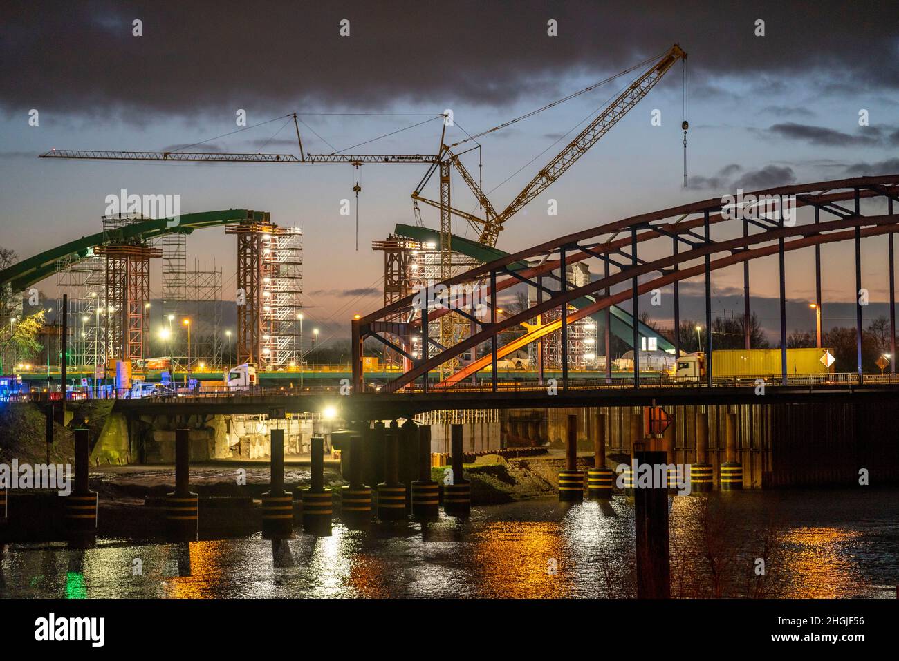 Nuova costruzione del treno ponte Karl Lehr nel porto di Duisburg-Ruhrort, sulla Ruhr e il canale del porto, importante collegamento del porto a. Foto Stock