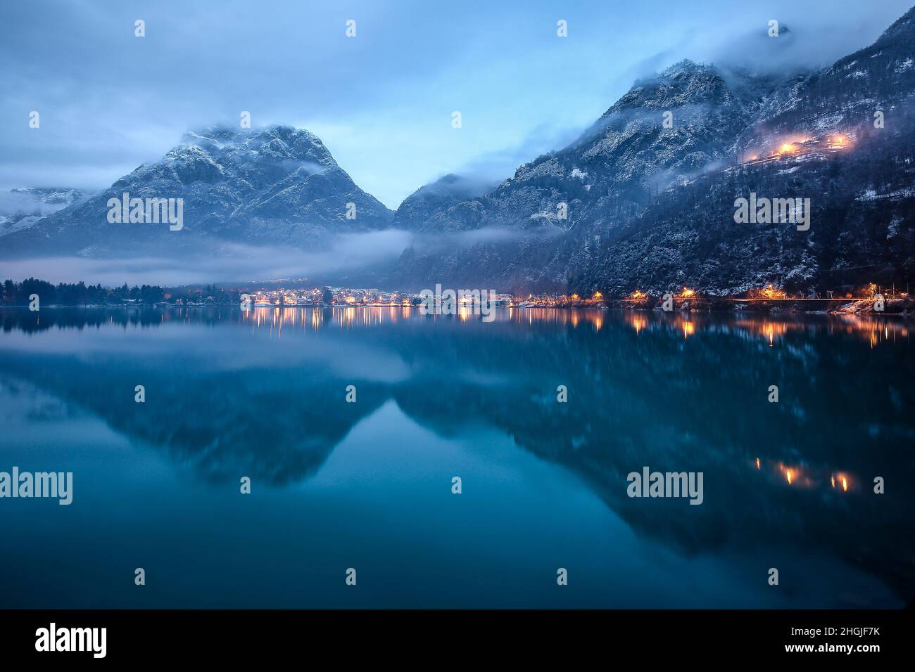 Ammira l'ora blu di fronte al meraviglioso lago Verceia, in Italia Foto Stock