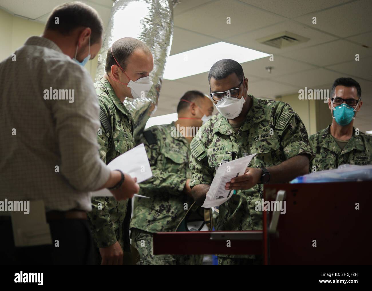 LAFAYETTE, la. - Marina degli Stati Uniti. Sean McKay, un medico del comando di preparazione e formazione della medicina della Marina Bethesda e del responsabile medico del team di supporto medico, esamina le forniture mediche disponibili nell'unità di terapia intensiva durante un tour dell'Ochsner Lafayette General Medical Center come parte delle operazioni di risposta COVID a Lafayette, Louisiana, 19 agosto 2021. Il comando del Nord degli Stati Uniti, attraverso l'Esercito del Nord degli Stati Uniti, rimane impegnato a fornire supporto flessibile del Dipartimento della Difesa alla risposta COVID-19 dell'intero governo. Foto Stock