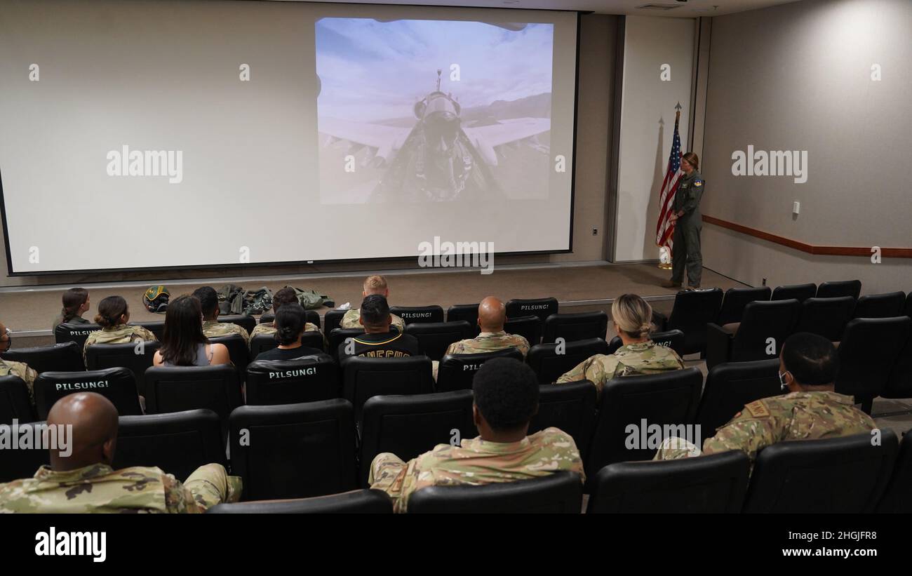 Una pilota a-10 Thunderbolt II con il 25° Fighter Squadron fa una breve descrizione ai membri del servizio e ai civili della vita quotidiana come pilota A-10 presso la base aerea di Osan, Corea del Sud, il 19 agosto 2021. Ha parlato di ciò che serve per essere qualificata e di cosa significa essere una donna nella sua unità. Il tour è stato parte della Giornata dell'uguaglianza delle donne per conversare con le donne nei campi di carriera dominati dagli uomini e per stimolare conversazioni su come l'Air Force può offrire soluzioni alle donne nel settore militare. Foto Stock