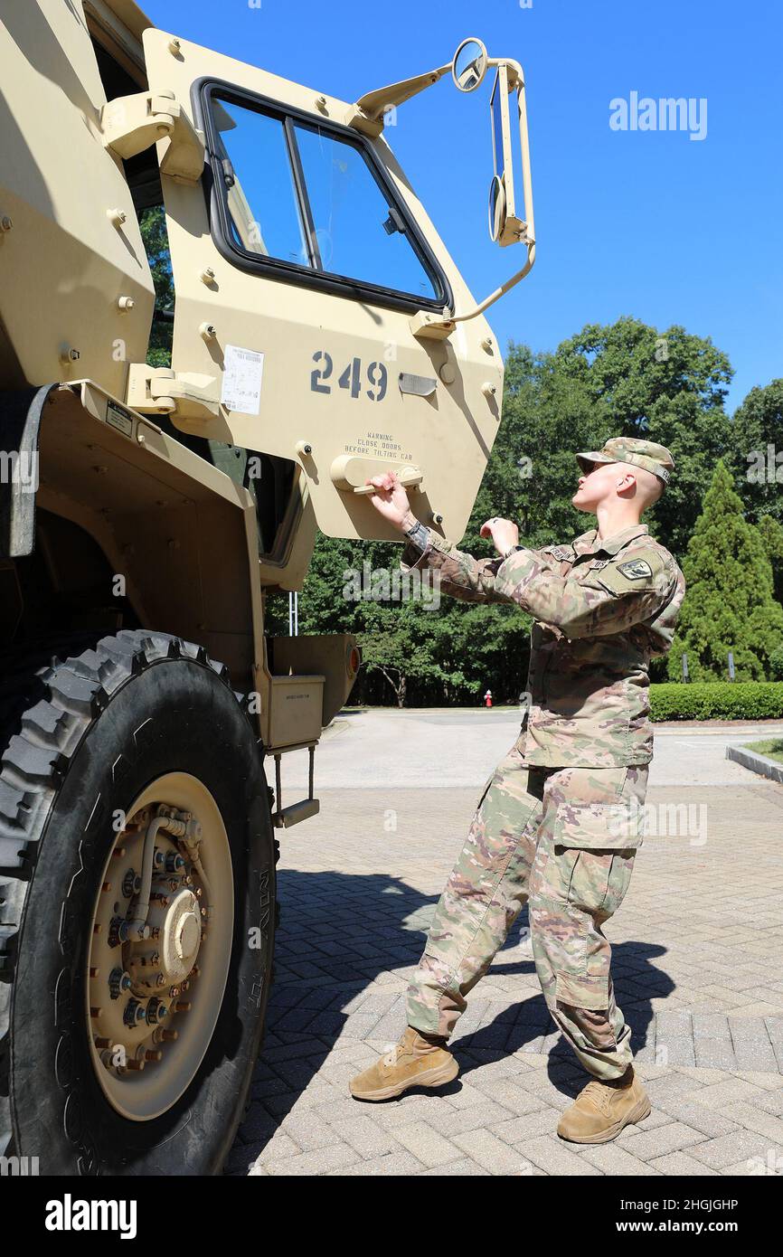 I soldati della Guardia Nazionale del North Carolina si preparano a consegnare le forniture scolastiche donate dalla John Deere Turf and Utility Division come parte dei programmi per famiglie NCNG di 2021 zainetto Brigade Drive presso la sede centrale della forza mista NCNG a Raleigh, North Carolina, 19 agosto 2021. I membri del gruppo di apprezzamento militare dell'azienda, North Carolina Military Employee Resource Group, si sono Uniti ai soldati NCNG prima del giorno per caricare le forniture in un veicolo tattico medio leggero per il trasporto dagli uffici dell'azienda a Cary al quartier generale NCNG per la successiva distribuzione alle famiglie della Guardia a livello statale Foto Stock