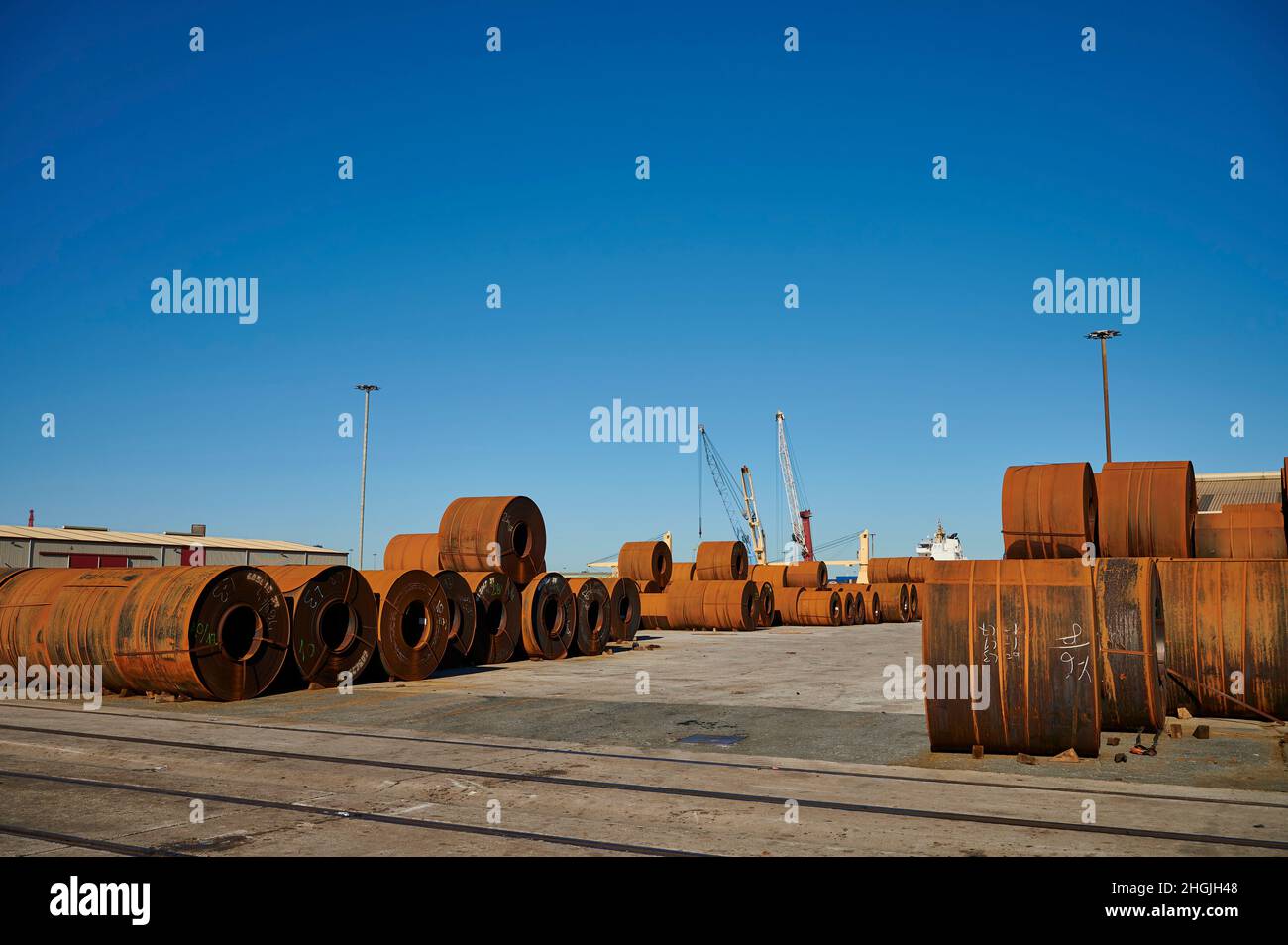 Bobine di ferro immagazzinate nel porto di Bilbao Foto Stock