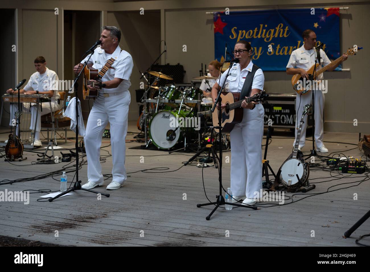 La U.S. Navy Band Country Current si esibisce al Mason District Park di Annadale, Virginia, come parte della missione estiva di outREACH della band, collegando gli americani alla loro Marina attraverso generi musicali Foto Stock