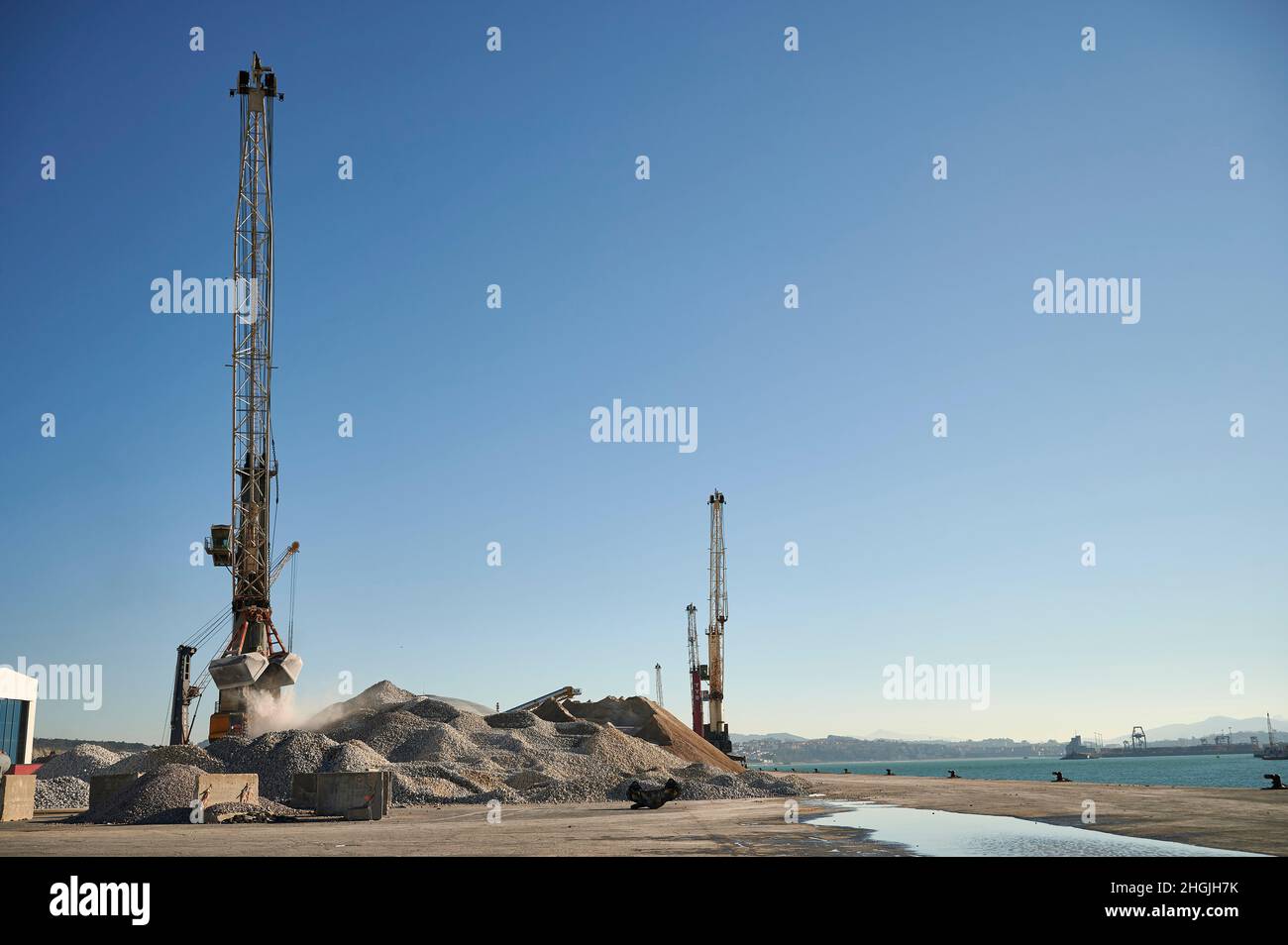 Gru nel porto di Bilbao per la rimozione della ghiaia, Bilbao, Biscay, Paesi Baschi, Euskadi, Euskal Herria, Spagna Foto Stock