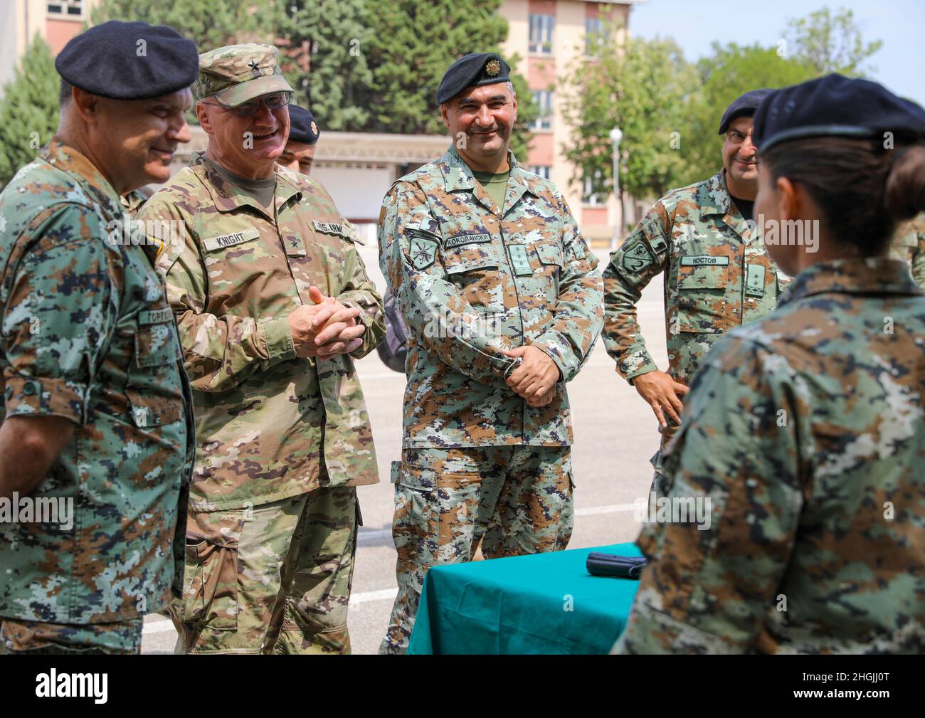 Briga. Il generale Gregory Knight, Vermont Adjutant Generale, vede un display statico a Shtip Nord Macedonia 20 agosto 2021. Ciò fa parte degli incontri annuali del Vermont e della Macedonia settentrionale attraverso il programma di partenariato di Stato. Foto Stock