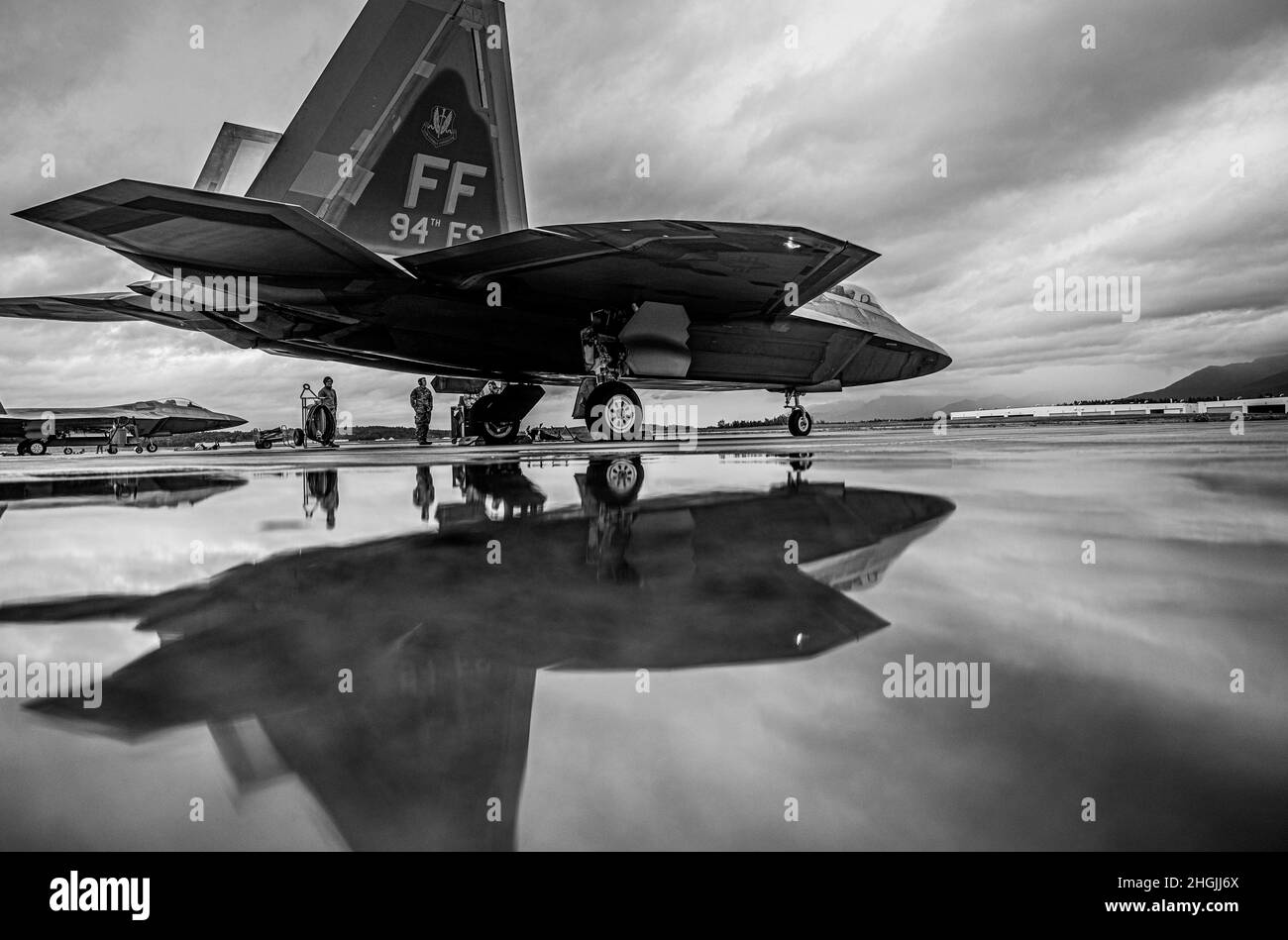 Un Raptor dell'aeronautica degli Stati Uniti F-22 siede sulla pista durante l'Alaska della bandiera rossa, 21-3 alla base di giunto Elmendorf-Richardson, Alaska, 20 agosto 2021. Red Flag-Alaska 21-3 è un esercizio su larga scala ospitato dalle Pacific Air Forces e condotto sul complesso Joint Pacific Alaska Range. Foto Stock