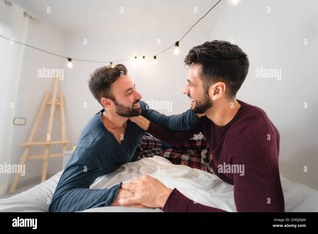 Felice coppia gay che ha momenti teneri in camera da letto - omosessuale relazione d'amore e concetto di uguaglianza di genere Foto Stock