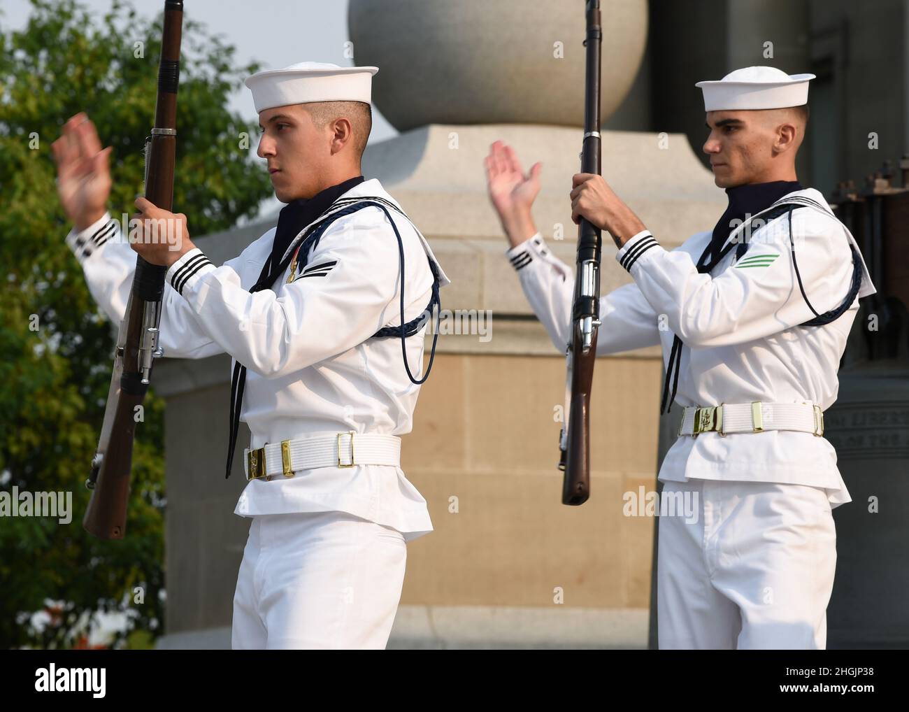 Seaman Roman Rangel e Airman Justin Lewis, entrambi assegnati alla Guardia Cerimoniale della Marina degli Stati Uniti, si esibiscono in un proclama per indicare l'inizio della settimana della Marina di Boise nell'edificio della capitale dello stato il 23 agosto 2021. Le settimane della Marina consistono in una serie di eventi coordinati dall'Ufficio della Marina di Comunità Outreach progettato per dare agli Americani un'occasione imparare circa la Marina, il relativo popolo e la relativa importanza alla sicurezza e alla prosperità nazionali. Foto Stock