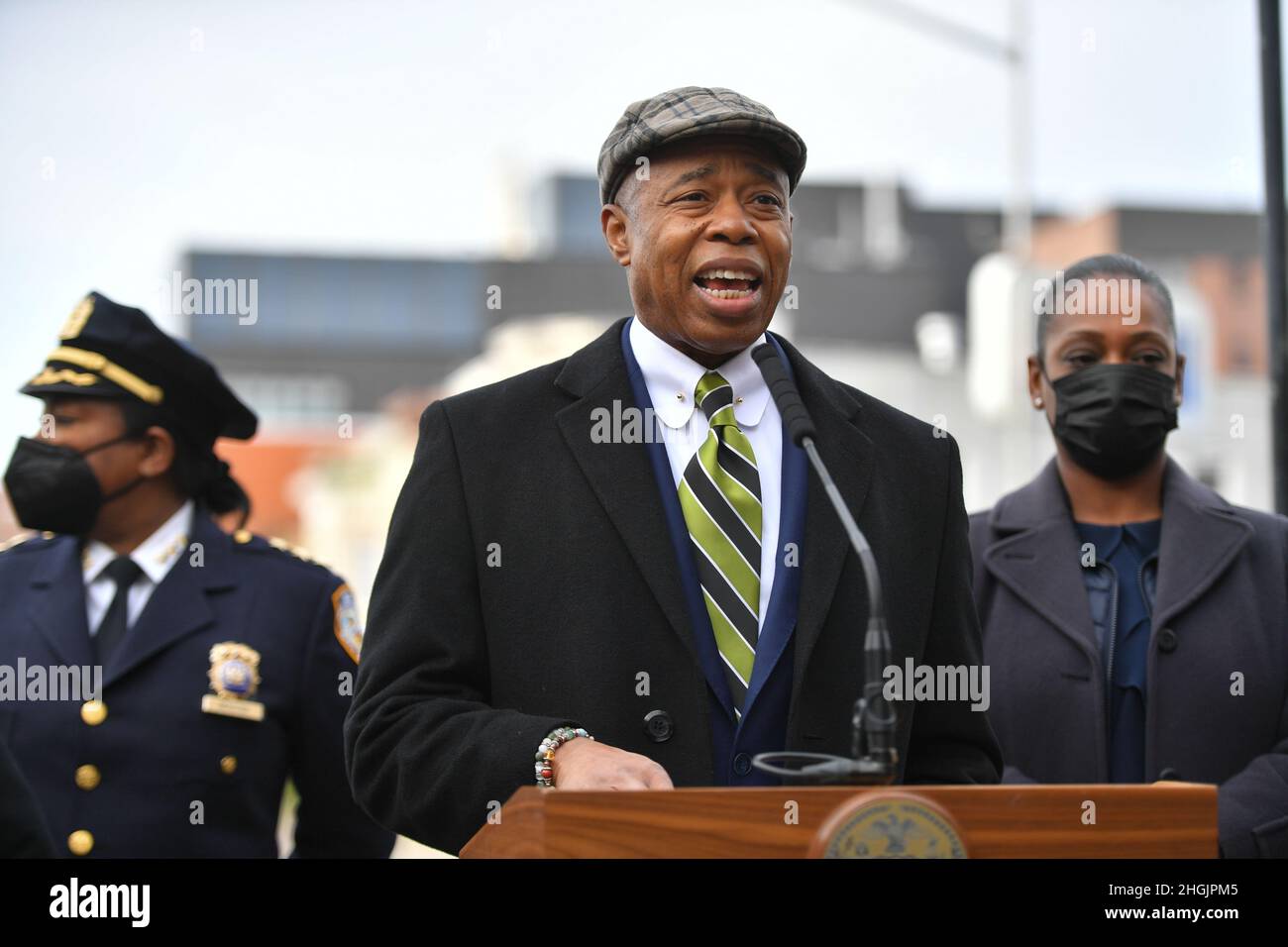 Il sindaco Eric Adams oggi è stato affiancato dal commissario del Dipartimento dei Trasporti di New York City (DOT) Ydanis Rodriguez e dai Dipartmen della polizia di New York Foto Stock