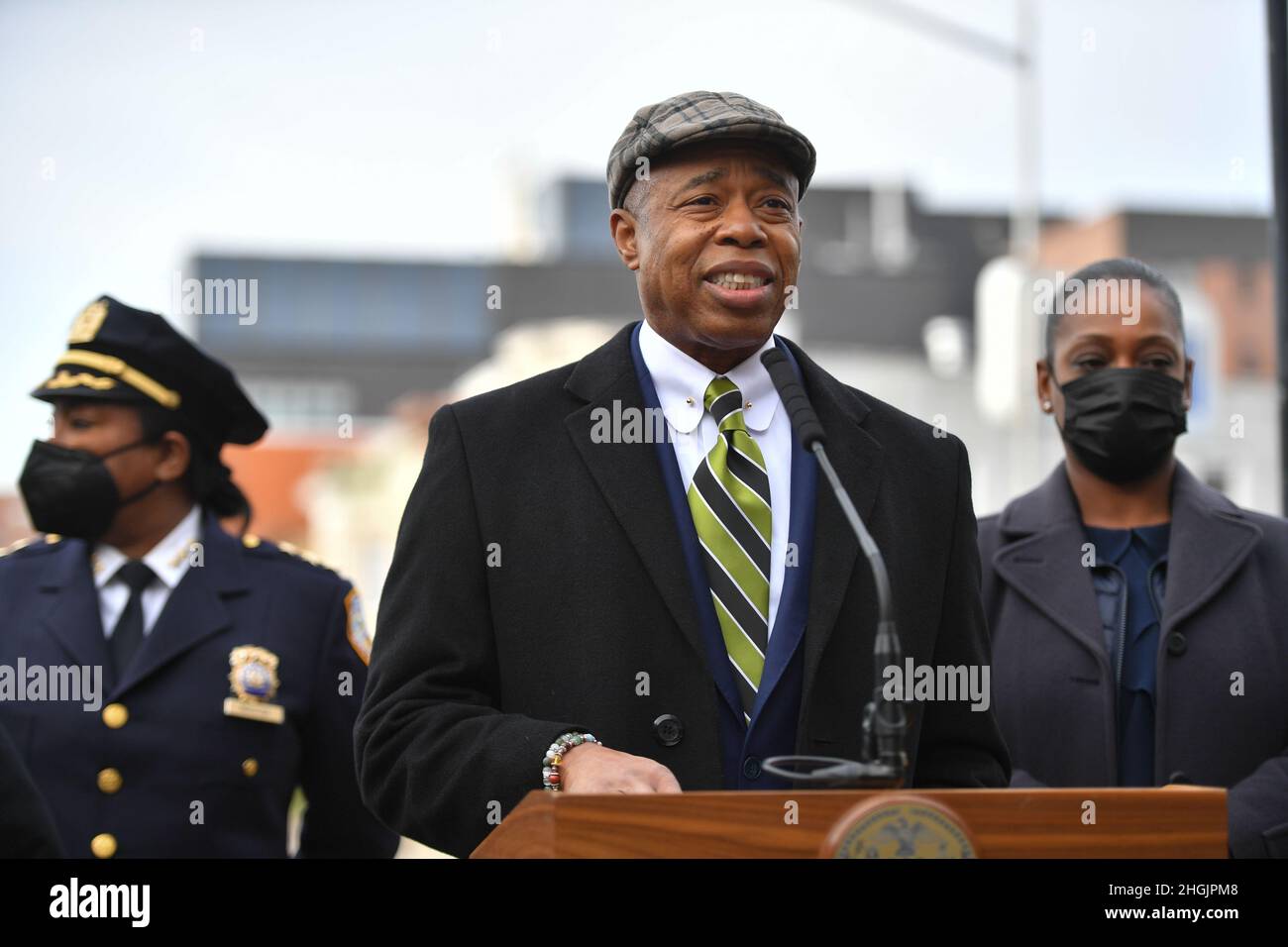 Il sindaco Eric Adams oggi è stato affiancato dal commissario del Dipartimento dei Trasporti di New York City (DOT) Ydanis Rodriguez e dai Dipartmen della polizia di New York Foto Stock