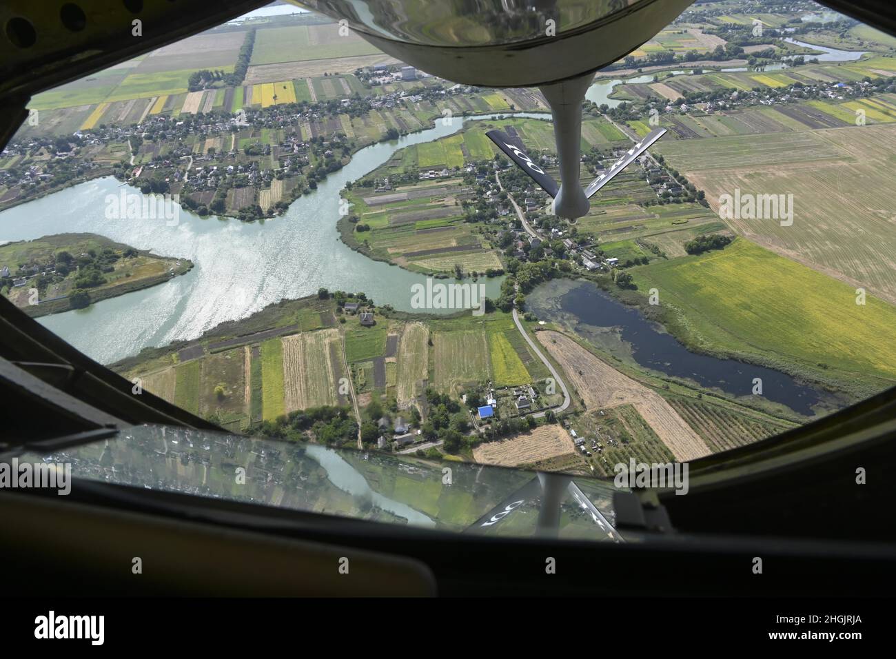 Un aereo della U.S. Air Force KC-135 Stratotanker assegnato alla 100th Air Refuging Wing, Royal Air Force Mildenhall, Inghilterra, vola sulla campagna Ucraina prima di condurre un volo per commemorare il 30 ° anniversario dell'indipendenza Ucraina Agosto, 24, 2021. Gli Stati Uniti sono impegnati a favore della sovranità e dell'integrità territoriale ucraini. Foto Stock