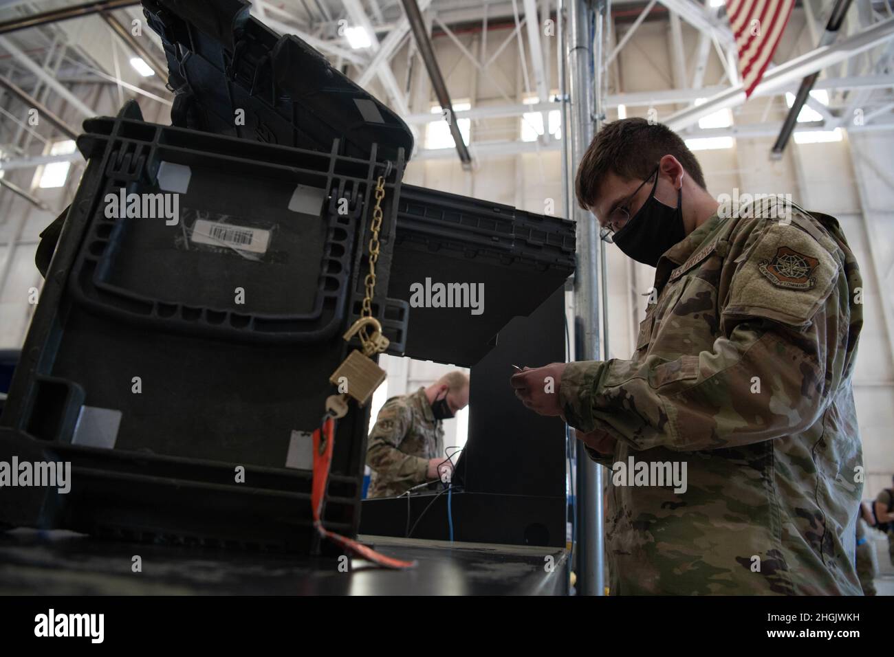 Airman 1st Class Victor Fix, 22nd Aircraft Maintenance Squadron supporto volo journeyman, ispeziona un toolkit durante il check-out 24 agosto 2021, alla McConnell Air Force base, Kansas. Tre contatori di cassa aggiuntivi sono stati inclusi nella riprogettazione del kit di strumenti consolidato e dovrebbero ridurre i tempi di cassa del 50% per cliente. Foto Stock