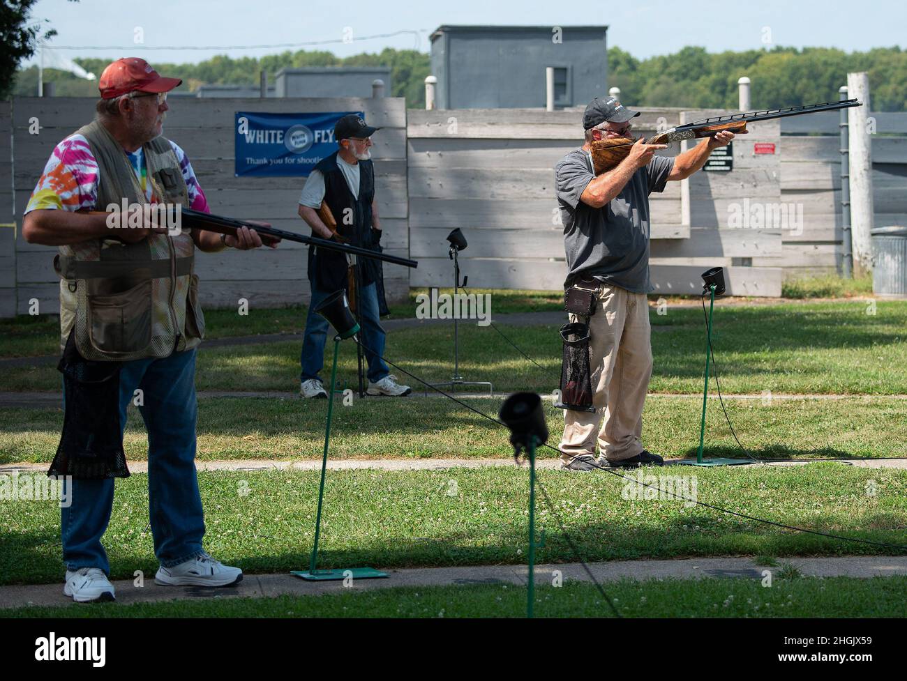 I concorrenti della Retiree Trap League si alternano a sparare a piccioni di argilla il 24 agosto 2021, al Rod and Gun Club sulla base dell'aeronautica militare di Wright-Patterson, Ohio. I microfoni raccolgono il comando di "tirare!" — attivazione della macchina ad attivazione vocale per avviare il disco. Foto Stock