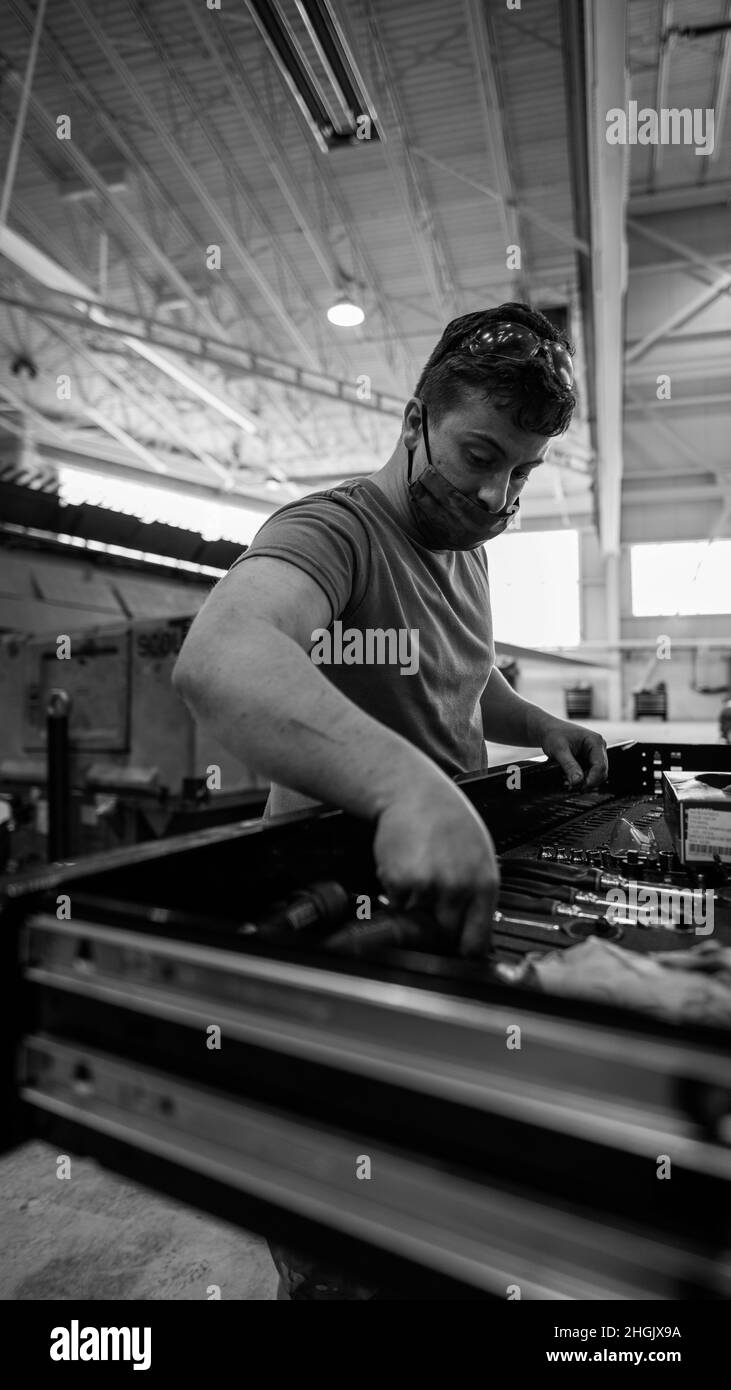 Airman Mitchell Rasmussen, apprendista dei sistemi idraulici per aerei assegnato allo Squadrone di manutenzione 5th, mette via gli utensili il 25 agosto 2021, alla Minot Air Force base, ND. Il B-52H Stratofortress è un bombardiere pesante e a lungo raggio in grado di eseguire una serie di missioni. Foto Stock