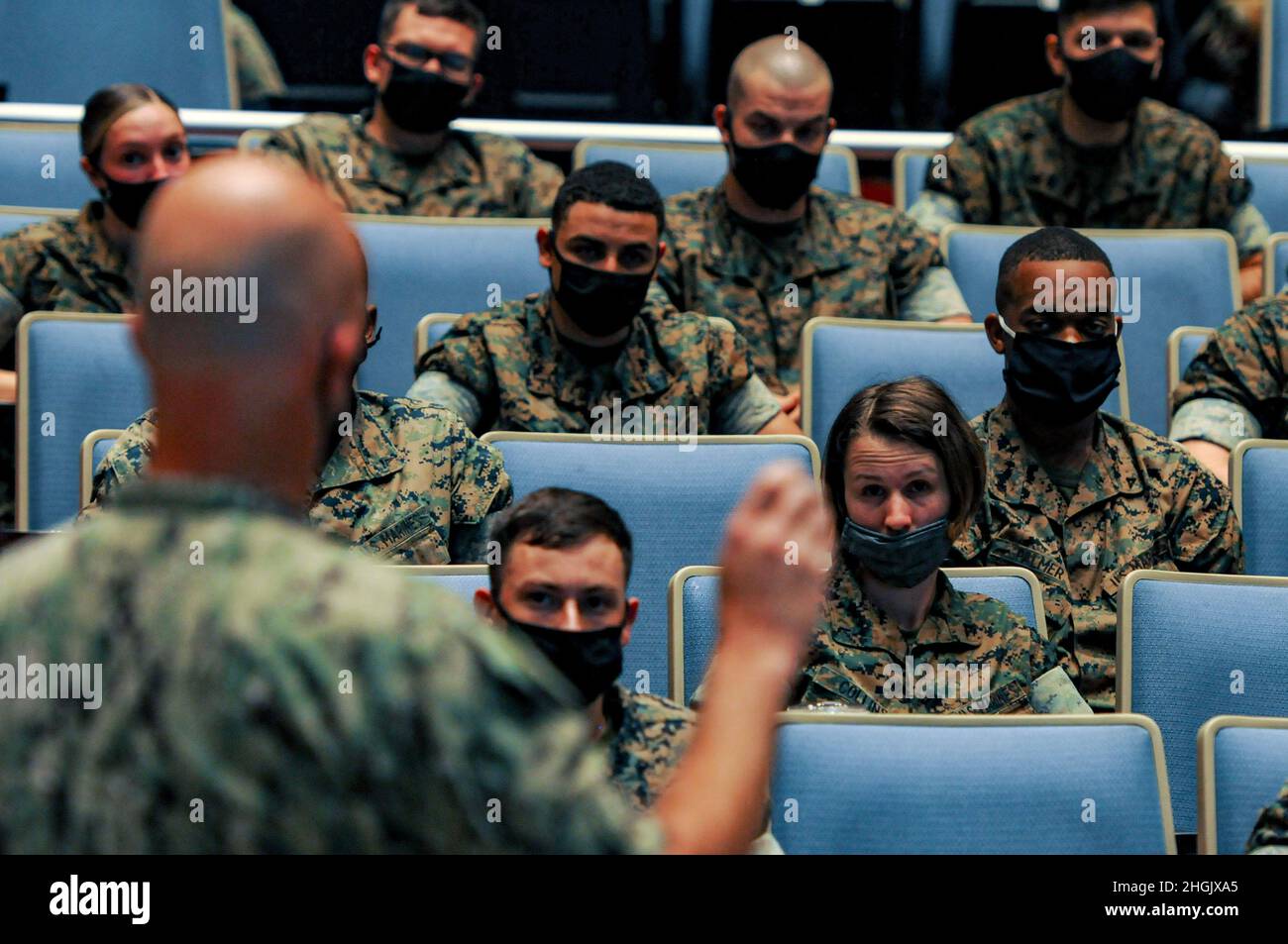 210824-N-YC738-1006 QUANTICO, Va. (ago. 24, 2021) - il capo del comando Tobi Howat, consigliere arruolato senior per il U.S. Naval Community College, presenta informazioni sulla USNCC a Marines e marinai a Little Hall sulla base del corpo Marino Quantico. L'USNCC fornisce un'opportunità per i marinai, i marines e i guardiani della costa attivi in servizio di guadagnare un grado associato-relativo navale attraverso i corsi in linea asincroni insegnati dai educatori militari-amichevoli ed esperti. Foto Stock