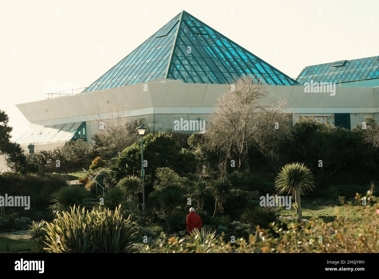 Uomo anziano che visita il Rock Garden a Southsea, Hampshire Foto Stock