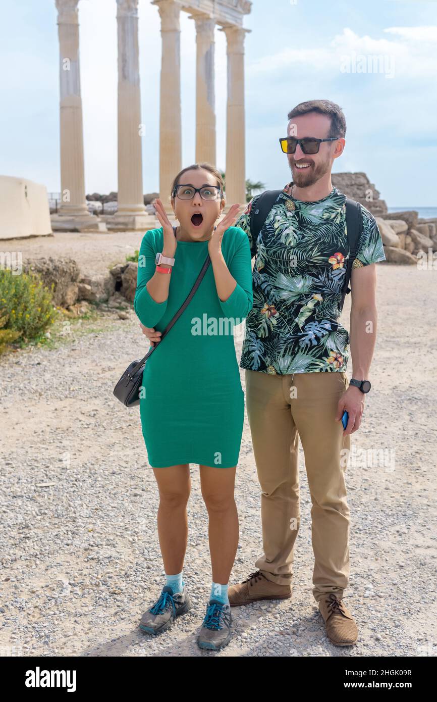 giovane donna turistica è impressionantemente sorpreso sullo sfondo della costa con monumenti storici Foto Stock