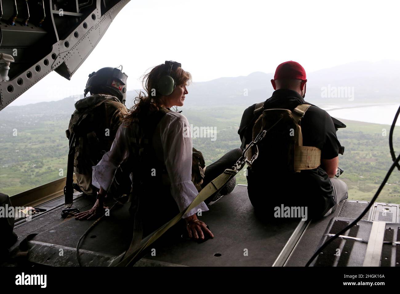 L'Agenzia degli Stati Uniti per l'Amministratore Internazionale di sviluppo samatha Power valuta i danni da terremoto all'estero un elicottero CH-47 Chinook mentre viaggia a maniche durante la sua visita di Haiti, 26 agosto 2021. Il governo degli Stati Uniti ha rapidamente mobilitato una forza di risposta umanitaria guidata dall'USAID e sostenuta dalla Joint Task Force-Haiti, dopo che Haiti ha subito un terremoto di 7.2 magnitudini che ha causato oltre 15,000 vittime, agosto 14. Foto Stock