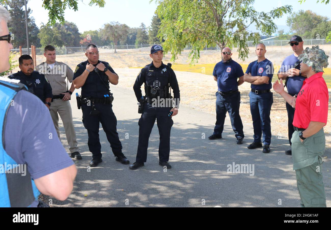 Da sinistra a destra, funzionario della polizia Alan Corpuz del Mountain View Police Department, California Highway Patrol Officer C. Geels, funzionario della pubblica sicurezza B. McMoore, funzionario della pubblica sicurezza S. Kotani, entrambi del Sunnyvale Department of Public Safety (Law), membri del team di contatto del primo responsabile dell'applicazione della legge, E i servizi medici di emergenza e il personale dei vigili del fuoco ascoltano il feedback del vice Brent Bugarin, ufficio dello sceriffo della contea di Santa Clara, durante la formazione di risposta allo sparatutto attivo, presso lo Sgt. James Witowski Armed Forces Reserve Center, a Mountain View, California, 26 agosto 2021. Foto Stock