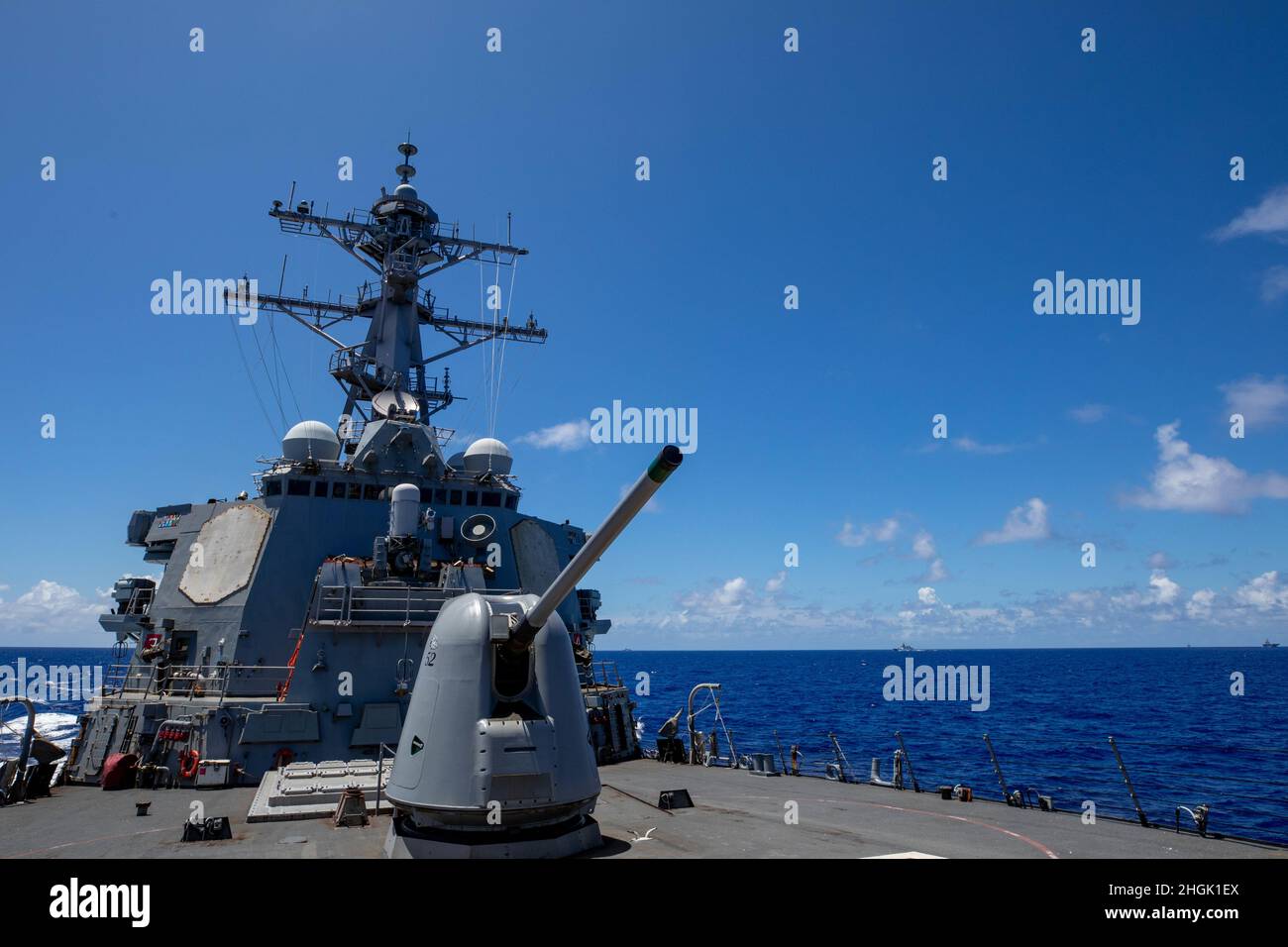 MAR DELLE FILIPPINE (ago. 26, 2021) il cacciatorpediniere missilistico guidato di classe Arleigh Burke USS Barry (DDG 52) naviga nel Mar delle Filippine durante IL MALABAR 2021. Barry è attualmente in dispiegamento a supporto del Commander, Task Force 71 (CTF 71)/Destroyer Squadron 15 (DESRON 15), il più grande DESRON schierato in avanti della Marina e della principale forza di superficie della 7a flotta statunitense. Foto Stock