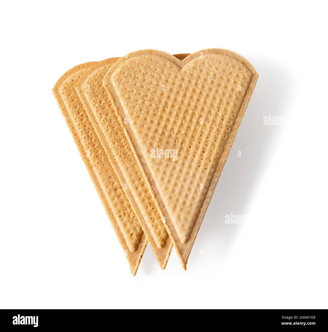 Tre wafer a forma di cuore per guarnire isolati su sfondo bianco. Biscotti con cialde sottili e piatti per la decorazione del gelato. Macro. Pasta di grano al forno Foto Stock