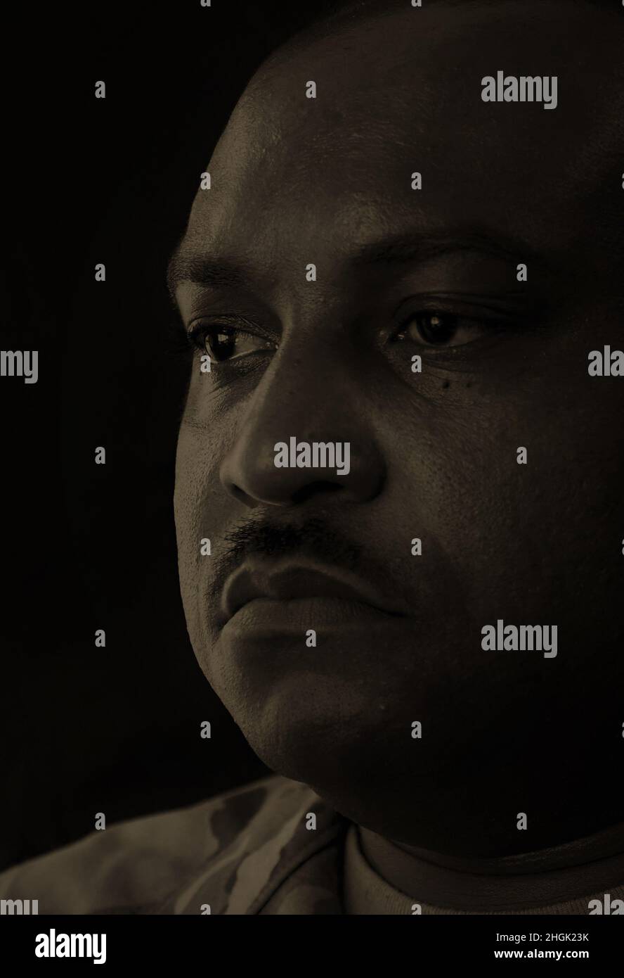 Chief Warrant Officer 4 William K. Wilkins fu un sergente di ordigno quando aiutò ad abbassare una bandiera in cima al Pentagono dopo l'attacco del 11 settembre 2001. È stato tra i primi soccorritori all'incidente. La bandiera, appesa accanto al luogo di incidente di un Boeing 757 comandato dal terrorista, è diventata un simbolo iconico di resilienza e risolutezza. Inoltre, il suo srotolamento sul tetto è diventato un punto di spinello per gli eventi di commemorazione del Pentagono 9/11. Wilkins è attualmente assegnato alla direzione logistica e preparazione dei materiali, il comando T. Anthony Bell del supporto combinato dell'esercito degli Stati Uniti. Foto Stock