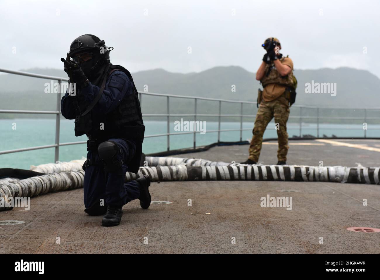 Un marinaio della Japan Maritime Self-Defense Force e un operatore Naval Special Warfare degli Stati Uniti conducono una visita simulata, imbarco, ricerca e sequestro a bordo della USS Frank Cable (AS-40) come parte di MALABAR 2021. MALABAR 2021 è un esempio di partnership duratura tra le forze marittime australiane, indiane, giapponesi e americane, che operano di routine insieme nell'Indo-Pacifico, promuovendo un approccio cooperativo verso la sicurezza e la stabilità regionale. Naval Special Warfare è la prima forza di operazioni speciali marittime della nazione ed è in una posizione unica per estendere la portata della flotta e fornire tutto il dominio Foto Stock