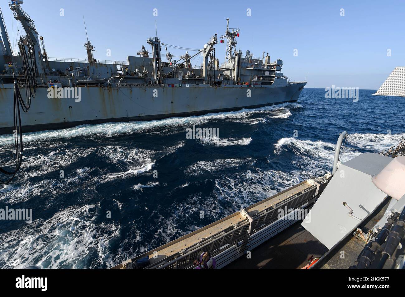 210827-N-UP745-1057 OCEANO ATLANTICO (AGOSTO 27, 2021) la USNS Arctic (T-AOE-8) rifornisce la USS Forrest Sherman (DDG 98) durante un rifornimento-a-mare. USS Forrest Sherman (DDG 98) partecipa alla FRONTIERA SENTINEL insieme alla Guardia Costiera degli Stati Uniti e agli Alleati canadesi per migliorare le loro capacità artiche. Foto Stock