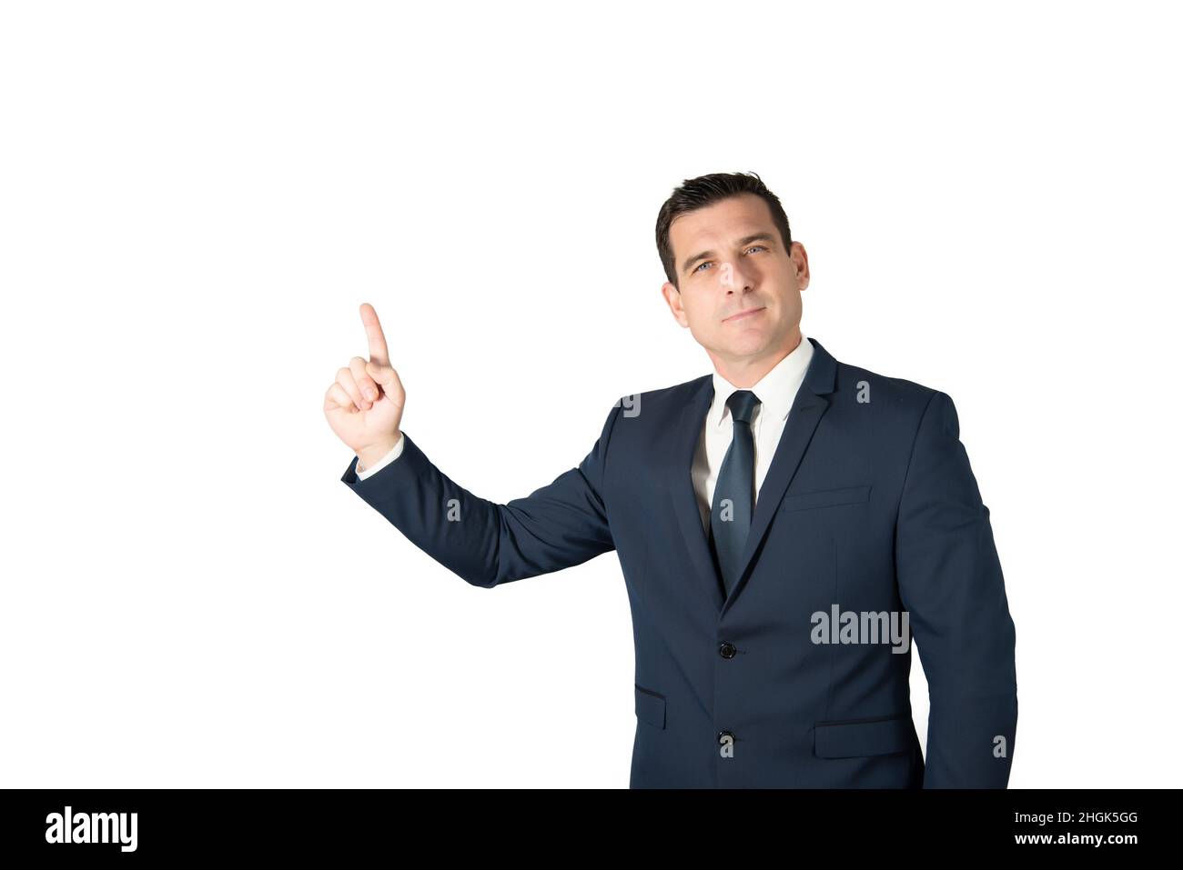 Attraente uomo d'affari che punta il suo dito verso l'alto con l'intento di mostrare qualcosa di buono. Sfondo bianco Foto Stock