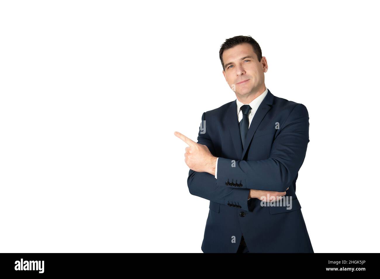Uomo d'affari con le braccia incrociate e puntando il dito di lato con un volto sorridente. Addetto alle vendite che mostra qualcosa di buono Foto Stock