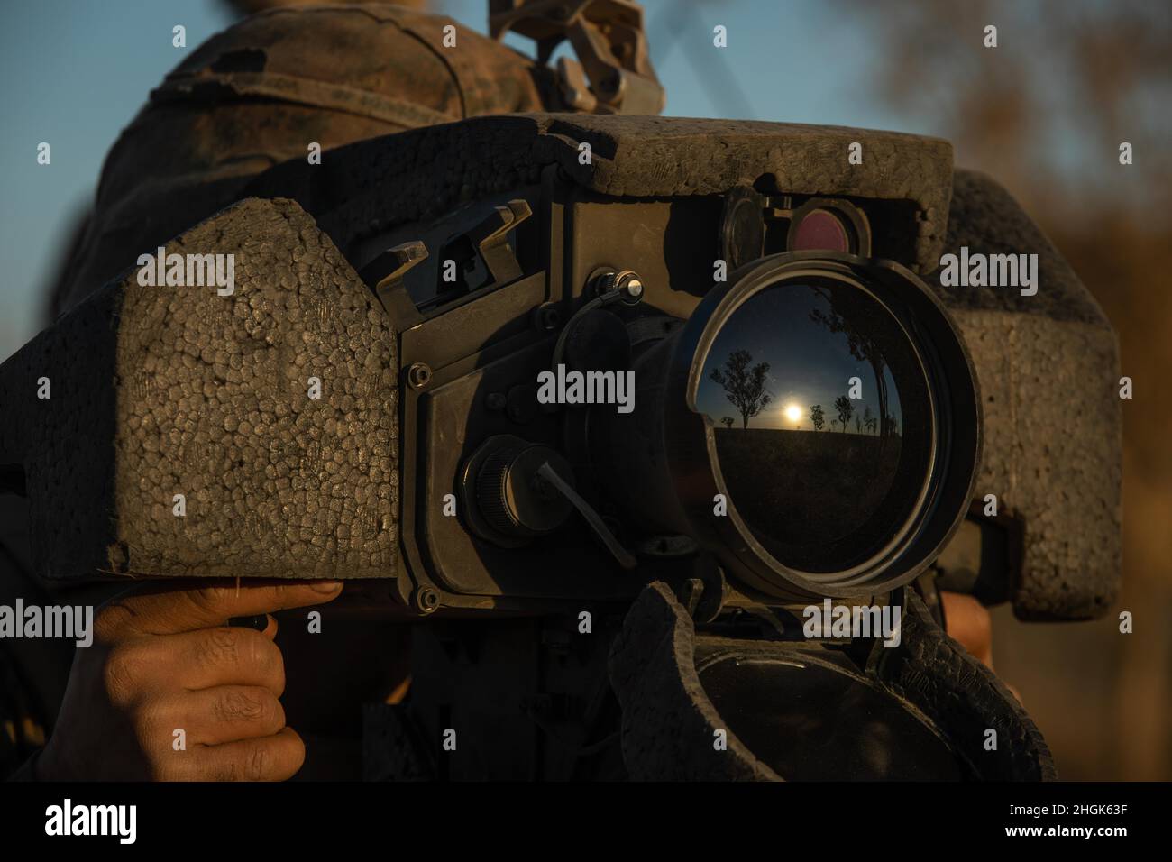 US Marine Corps Lance CPL. Jonathan Fischer, un missileman anti-serbatoio con il plotone combinato Anti-Armor Team Red, Marine Rotational Force – Darwin, guarda attraverso l'ottica di un missile anti-serbatoio Javelin a spalla prima di uno scenario di incendio dal vivo durante l'esercizio Koolendong, Bradshaw Field Training Area, NT, Australia, 28 agosto 2021. Fischer si prepara a sparare un missile anti-serbatoio a spalla Javelin a una presa di serbatoio nemica per afferrare una linea di fase chiave per altri veicoli tattici di passare attraverso e procedere con l'esercizio. Esercizi come Koolendong convalidano le MRF-D e l'Australian Defense Forc Foto Stock