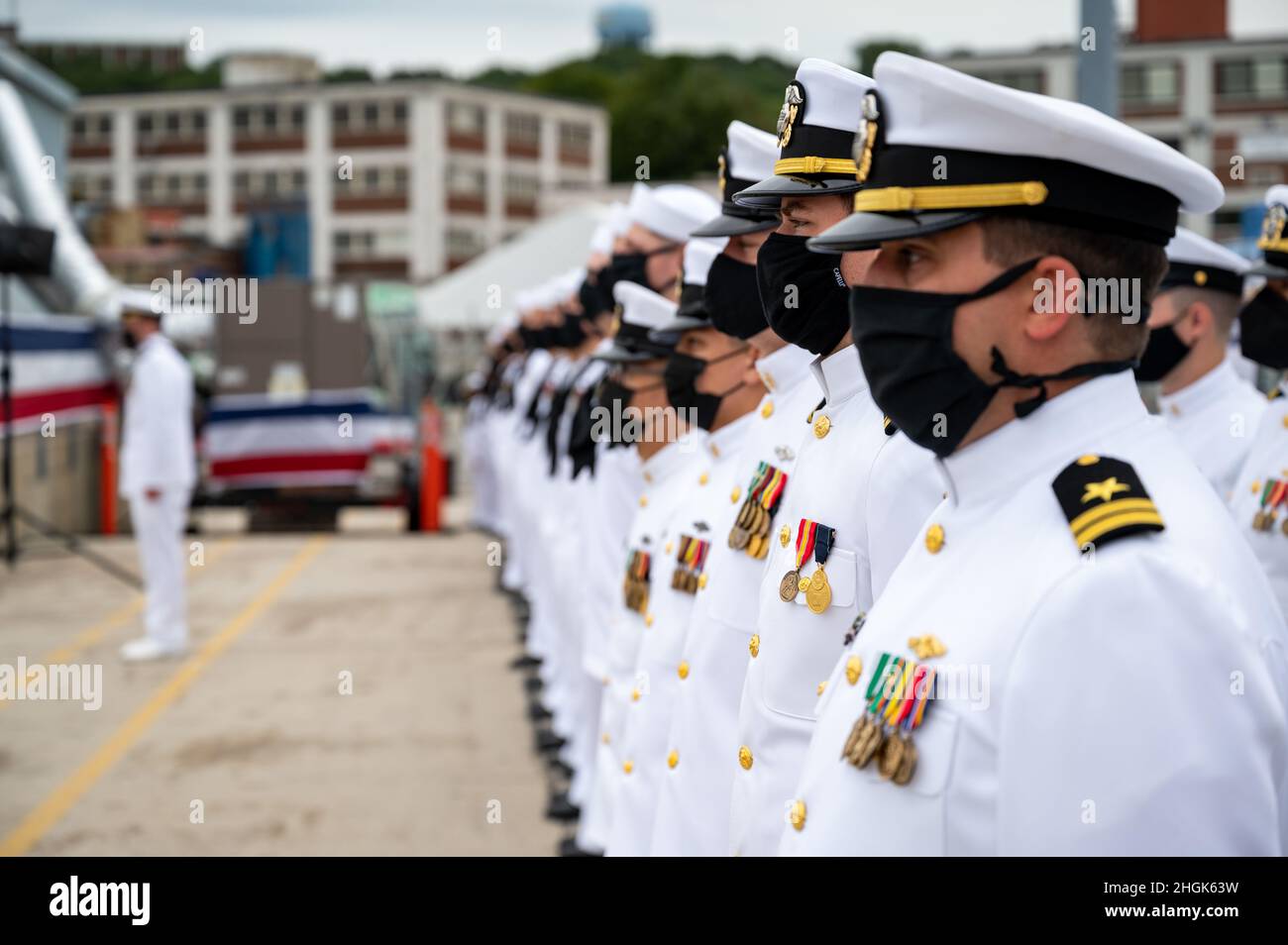 GROTON, Conn. (Agosto 28, 2021) — i marinai assegnati al sottomarino di classe Virginia USS Vermont (SSN 792) sono al centro dell'attenzione durante una commemorazione della commissione a bordo della base sottomarina navale New London a Groton, Conn., agosto 28. Il Vermont e l'equipaggio operano sotto il Submarine Squadron (SUBRON) FOUR, la cui missione principale è quella di fornire sottomarini ad attacco rapido che siano pronti, disposti e in grado di affrontare le sfide uniche di combattimento sottomarino e operazioni dispiegate in ambienti imperdonabili in tutto il mondo. Foto Stock