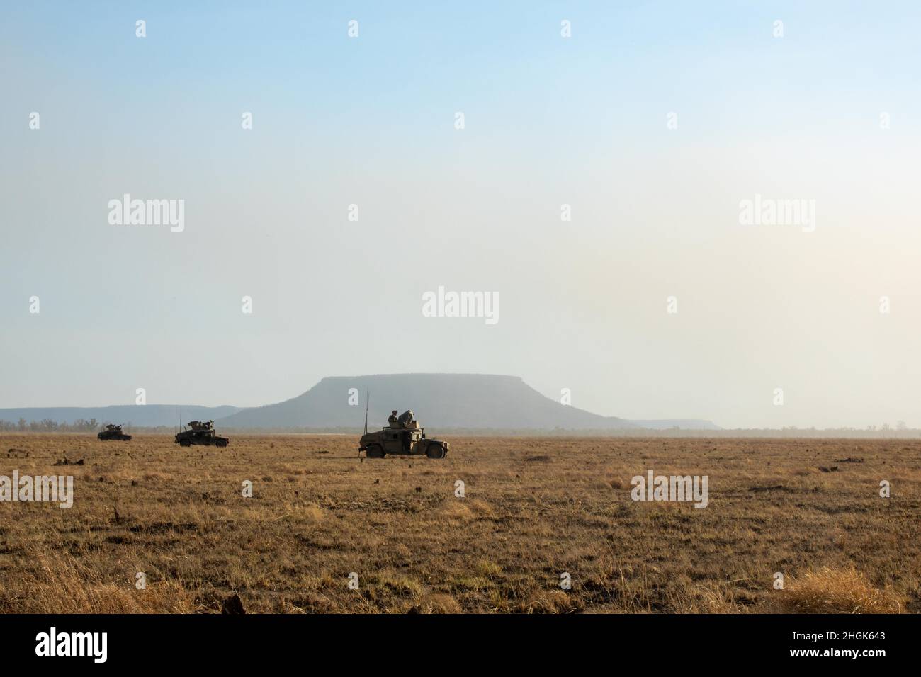 Marines degli Stati Uniti con il plotone rosso del team di Anti-Armor combinato, forza rotazionale marina – Darwin, legato a Humvees mentre conduce uno scenario di fuoco vivo durante l'esercitazione Koolendong, Bradshaw Field Training Area, NT, Australia, 28 agosto 2021. Il plotone CAAT Red era delimitato in un campo con varie armi per cogliere una linea di fase chiave che consentiva ad altri veicoli tattici di passare attraverso e procedere con l'esercizio. Esercizi come Koolendong convalidano la capacità delle MRF-D e della forza di difesa australiana di condurre operazioni di comando e controllo rapido, dimostrando il comune impegno ad essere rea Foto Stock