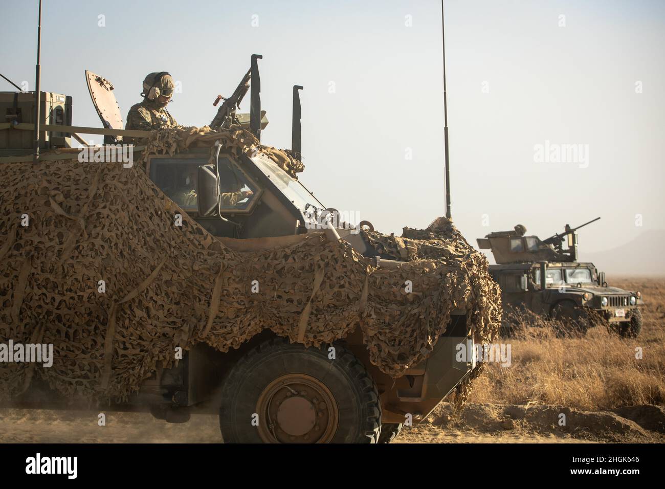 Un veicolo per la mobilità protetta del Bushmaster dell'esercito australiano – passa medio da parte dei Marines degli Stati Uniti con il plotone rosso combinato del team anti-armatura con la forza rotazionale marina – Darwin, tenendo una linea di fase per lo scenario di incendio dal vivo durante l'esercizio Koolendong, Bradshaw Field Training Area, NT, Australia, 28 agosto 2021. Il plotone CAAT Red era delimitato in un campo con varie armi per cogliere una linea di fase chiave che consentiva ad altri veicoli tattici di passare attraverso e procedere con l'esercizio. Esercizi come Koolendong convalidano la capacità della MRF-D e della forza di difesa australiana di condurre un comando di spedizione Foto Stock