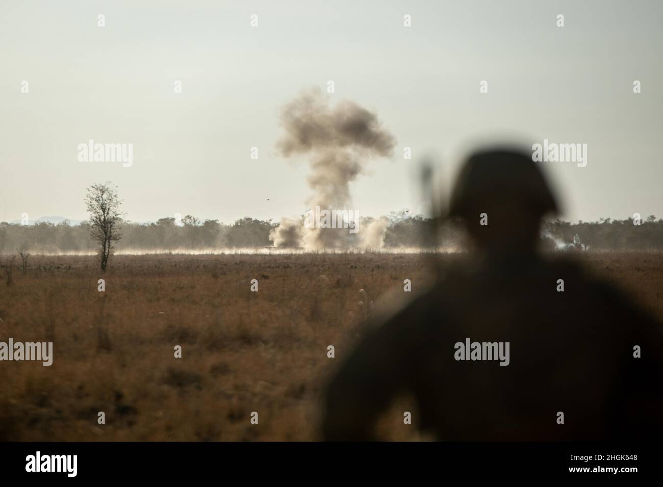 Daniel Pierce, un sparatutto con forza di rotazione marina – Darwin, osserva un impatto missilistico anti-serbatoio a spalla Javelin durante l'esercizio fisico Koolendong, Bradshaw Field Training Area, NT, Australia, 28 agosto 2021. Lance CPL. Jonathan Fischer, un missilista anti-serbatoio con il plotone combinato Anti-Armor Team Red, MRF-D, ha sparato un missile anti-serbatoio a spalla Javelin a un carro armato nemico per cogliere una linea di fase chiave per altri veicoli tattici di passare attraverso e procedere con l'esercizio. Esercizi come Koolendong convalidano MRF-D e la Difesa australiana per Foto Stock