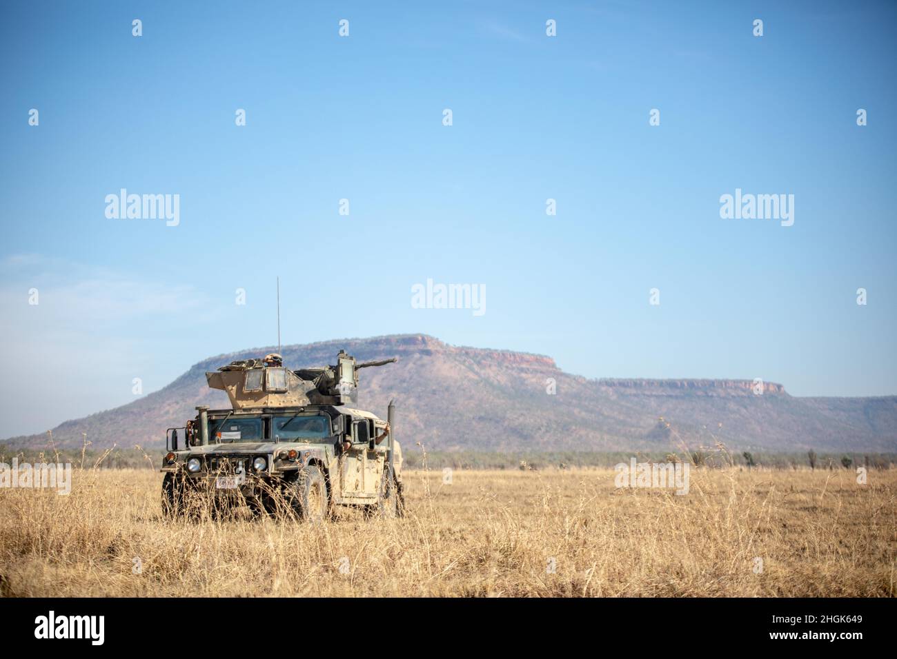 I Marines degli Stati Uniti con il plotone rosso del team di Anti-Armor combinato, forza rotazionale marina - Darwin, mantengono la sicurezza ad una linea di fase per lo scenario di fuoco vivo durante l'esercitazione Koolendong, Bradshaw Field Training Area, NT, Australia, 28 agosto 2021. Il plotone CAAT Red era delimitato in un campo con varie armi per cogliere una linea di fase chiave che consentiva ad altri veicoli tattici di passare attraverso e procedere con l'esercizio. Esercizi come Koolendong convalidano le MRF-D e la capacità della forza di difesa australiana di condurre operazioni di comando e controllo rapido, dimostrando l’impegno condiviso di essere r Foto Stock