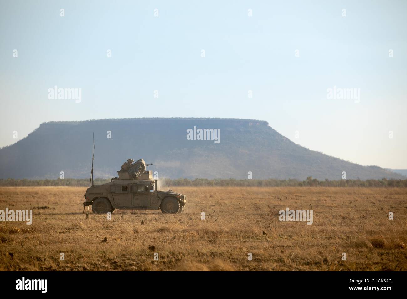 I Marines degli Stati Uniti con il plotone rosso del team di Anti-Armor combinato con la forza rotazionale marina – Darwin sparano una mitragliatrice M240B montata mentre bounding in un Humvee durante l'esercitazione Koolendong, Bradshaw Field Training Area, NT, Australia, 28 agosto 2021. Il plotone CAAT Red era delimitato in un campo con varie armi per cogliere una linea di fase chiave per far passare altri veicoli tattici e procedere con l'esercizio. Esercizi come Koolendong convalidano le MRF-D e la capacità della forza di difesa australiana di condurre operazioni di comando e controllo di tipo espedizionistico, dimostrando l’impegno comune di essere letti Foto Stock