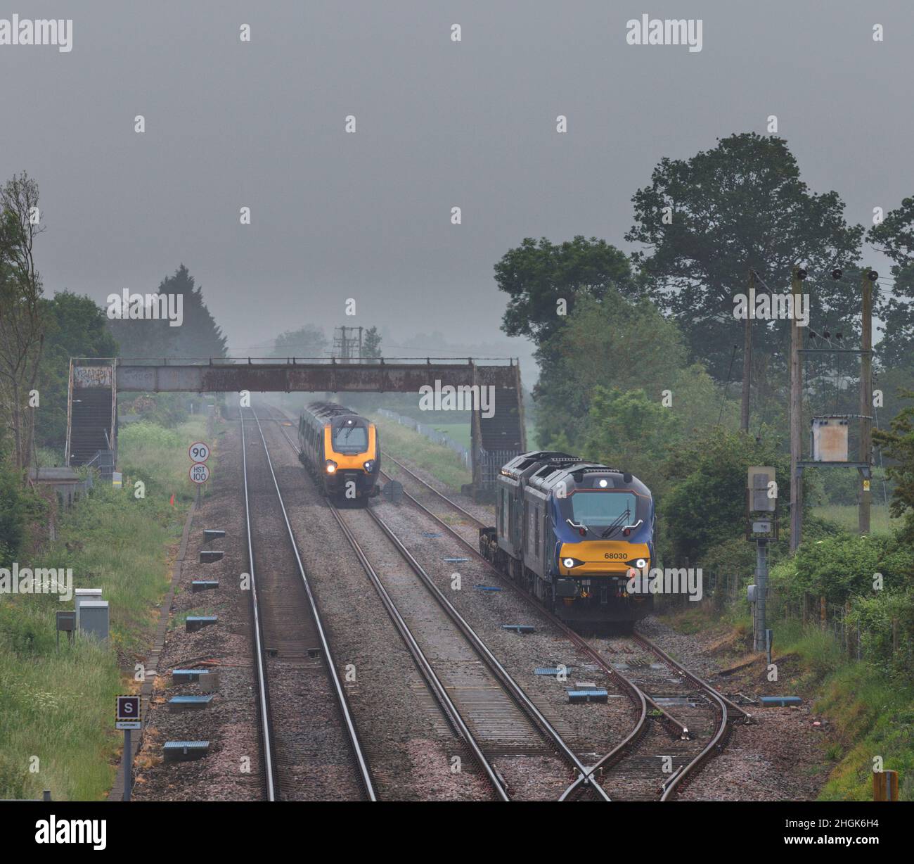 Traversa treni classe 221 passando 2 Direct Rail Services classe 68 locomotive con un treno merci nel passante @ Ashchurch per Tewkesbury Foto Stock